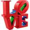Des lettres en Lego rouges et déformées forment le mot 'LOVE'.