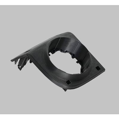 Une pièce en plastique noir ressemblant à un élément automobile, probablement un composant de carrosserie, sur un fond gris.