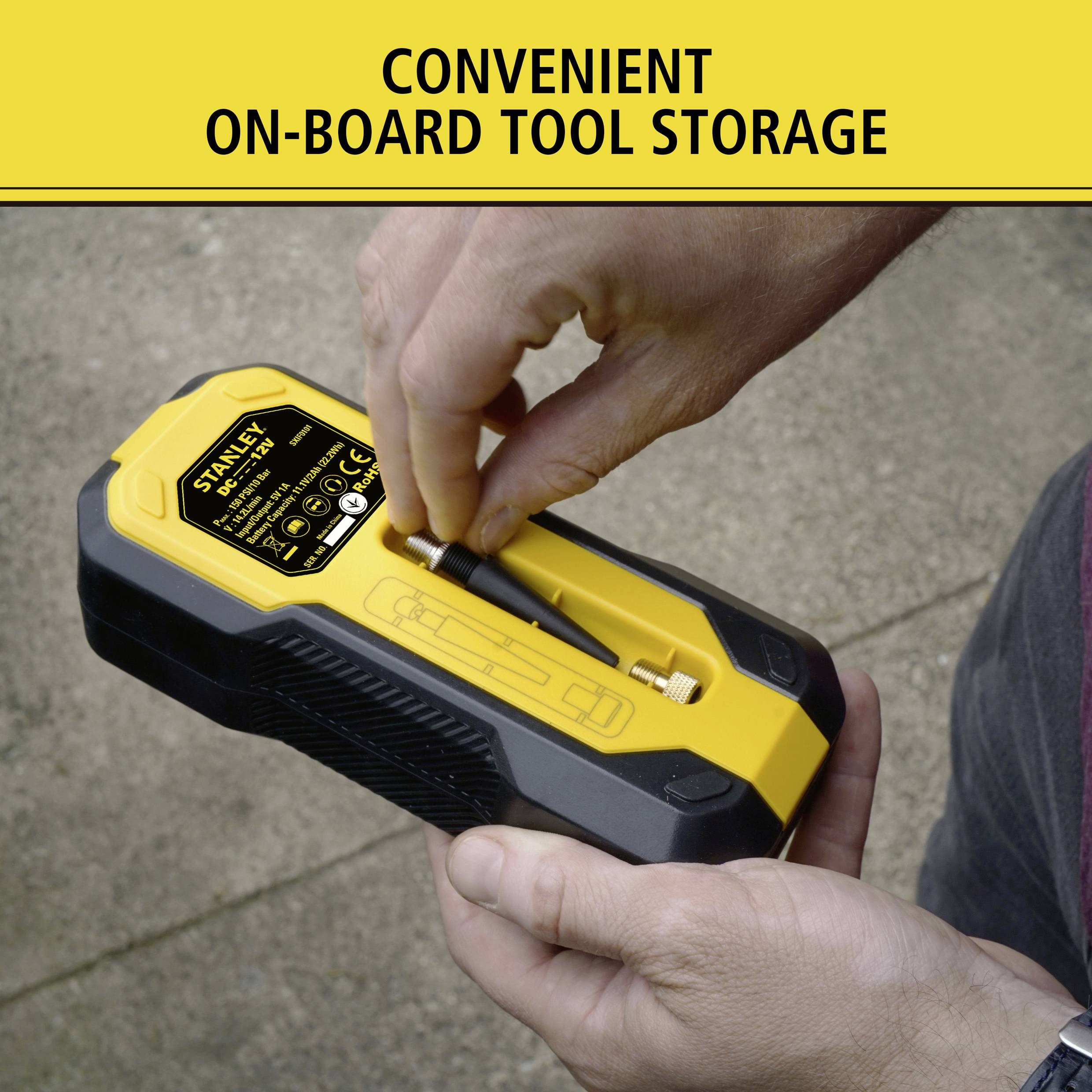 Une personne tient un outil Stanley jaune avec un compartiment de rangement intégré pour embouts et tournevis. Texte en haut : « RANGEMENT D'OUTILS PRATIQUE À PORTÉE DE MAIN »