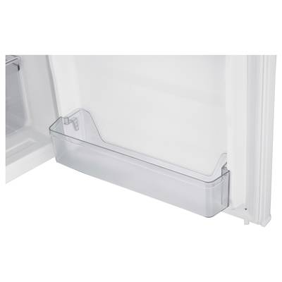 Porte de réfrigérateur ouverte avec étagère transparente pour bouteilles ou contenants.