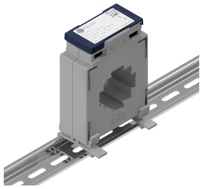 Transformateur de courant Celsa installé sur un rail de montage, dispositif rectangulaire gris avec un dessus bleu et une étiquette en haut.