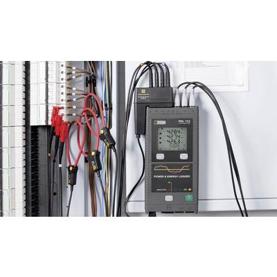Appareil de mesure pour appareils électriques avec plusieurs connexions de câbles affiche des valeurs de tension de 428V, 427V, 426V, 500V sur un écran numérique.