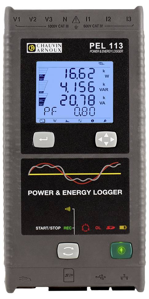 Un enregistreur de données de puissance et d'énergie noir et gris doté d'un écran rétroéclairé, affichant des mesures de tension et de courant en kWh.