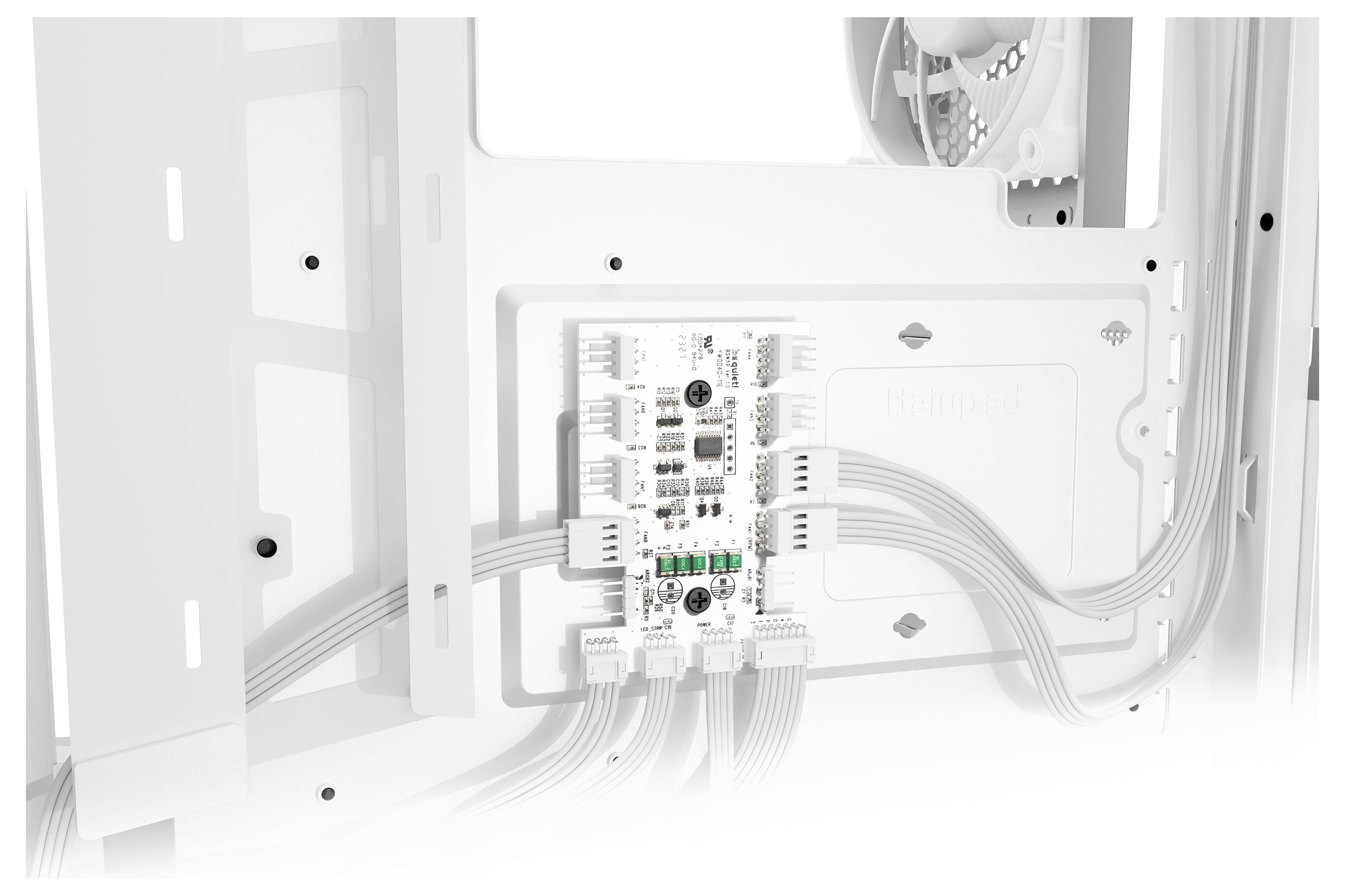 Unité de commutation technique blanche avec plusieurs câbles connectés dans un boîtier de panneau ouvert.