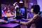 Femme portant un casque audio, jouant à un jeu vidéo sur PC, tandis qu'un homme porte un casque de réalité virtuelle en arrière-plan.