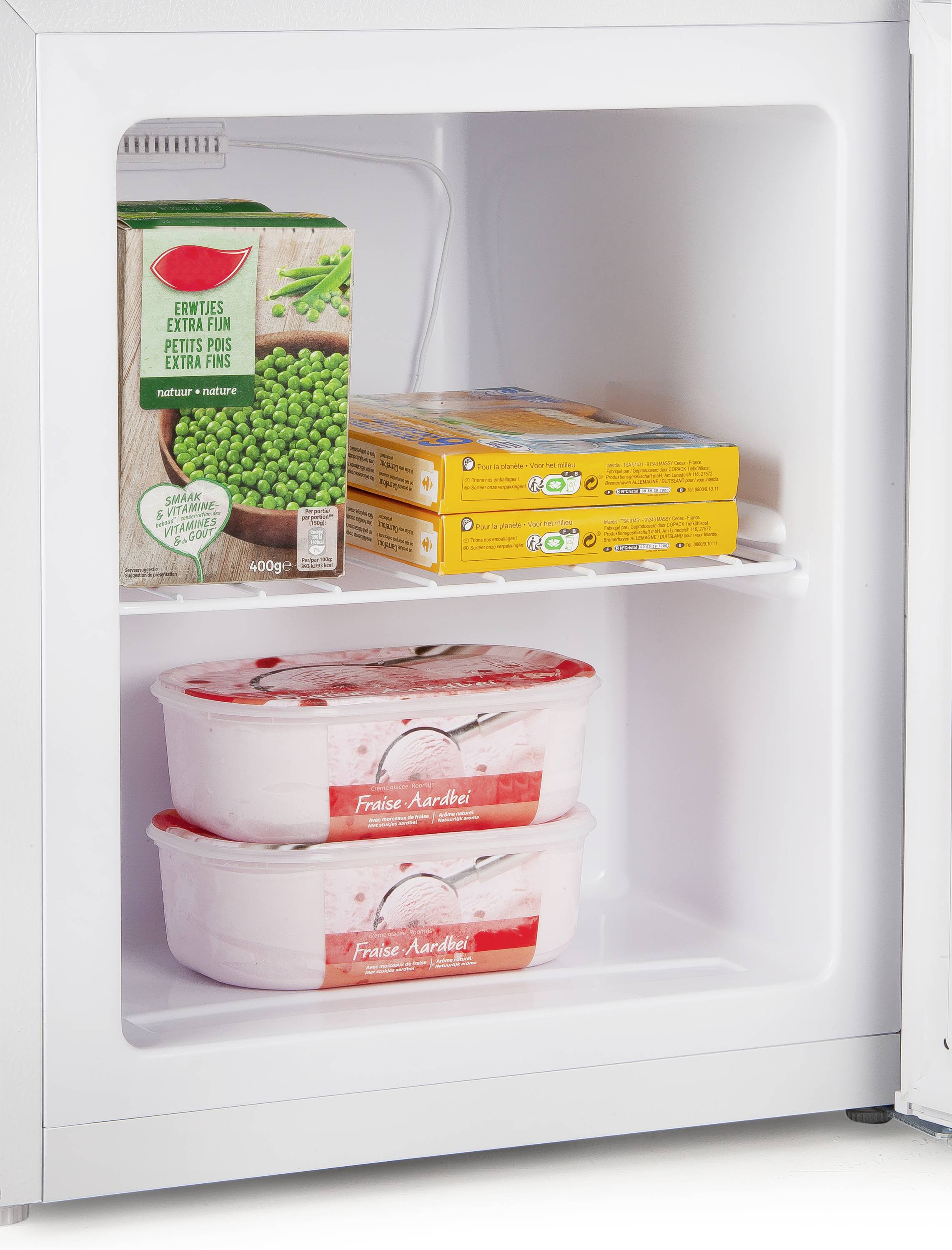 Congélateur contenant un paquet de petits pois, deux pizzas et deux récipients de glace. Le tout est soigneusement empilé sur deux étagères.