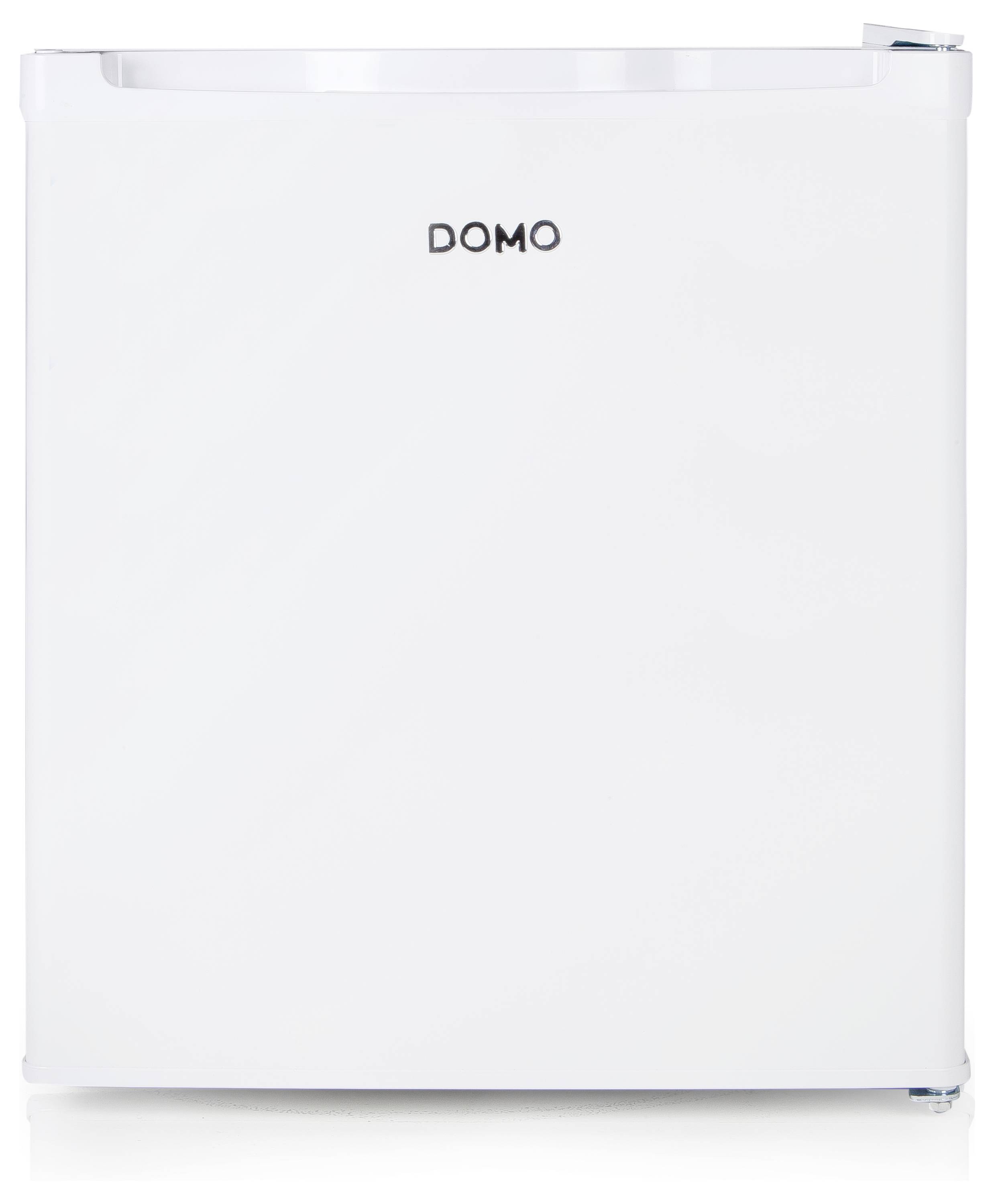 Petit réfrigérateur blanc de la marque 'DOMO' sur la porte. Idéal pour les espaces compacts.
