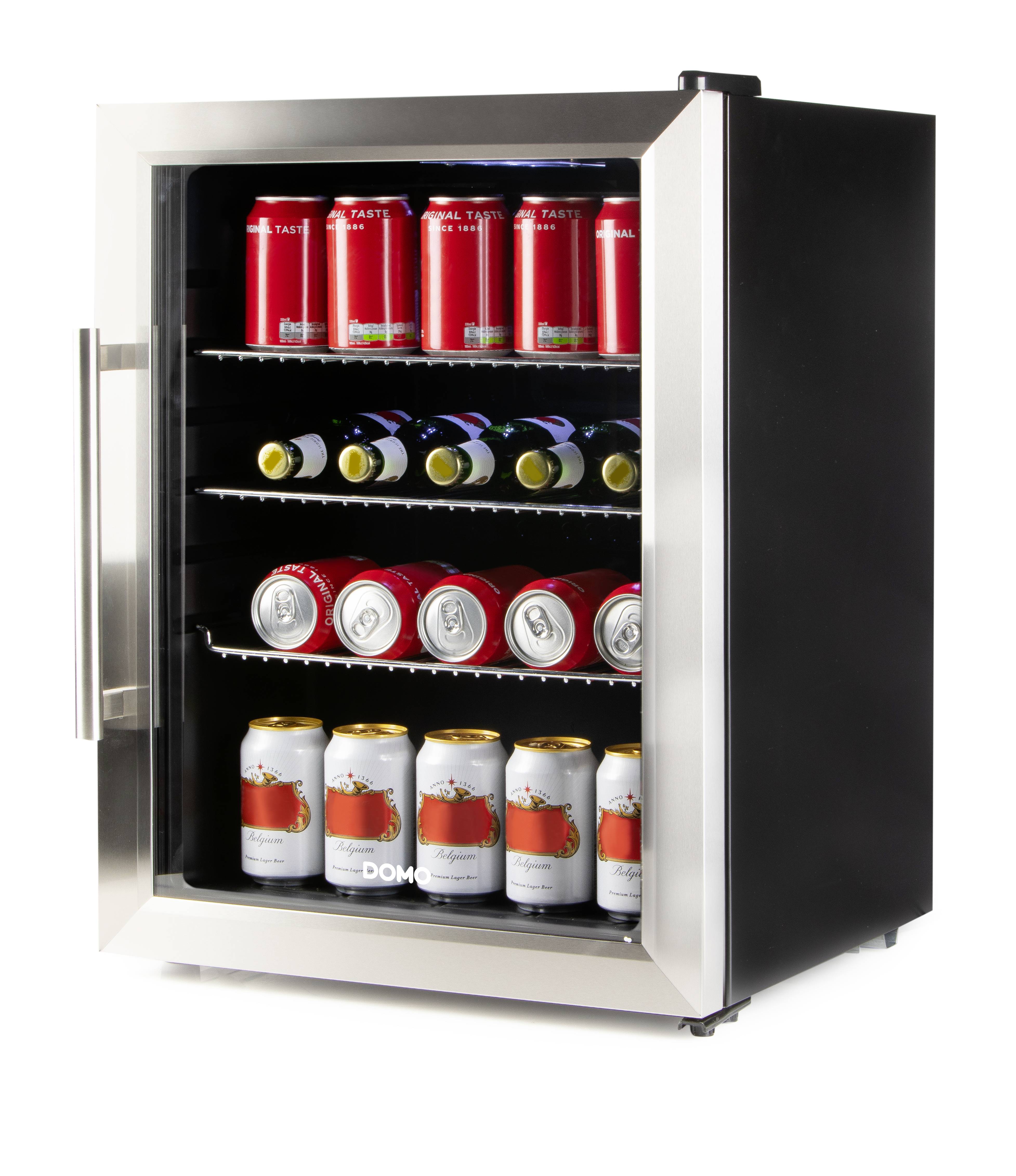 Un mini-réfrigérateur avec trois étagères grillagées, rempli de canettes de boissons et de quelques bouteilles. La porte est en verre et en acier inoxydable.