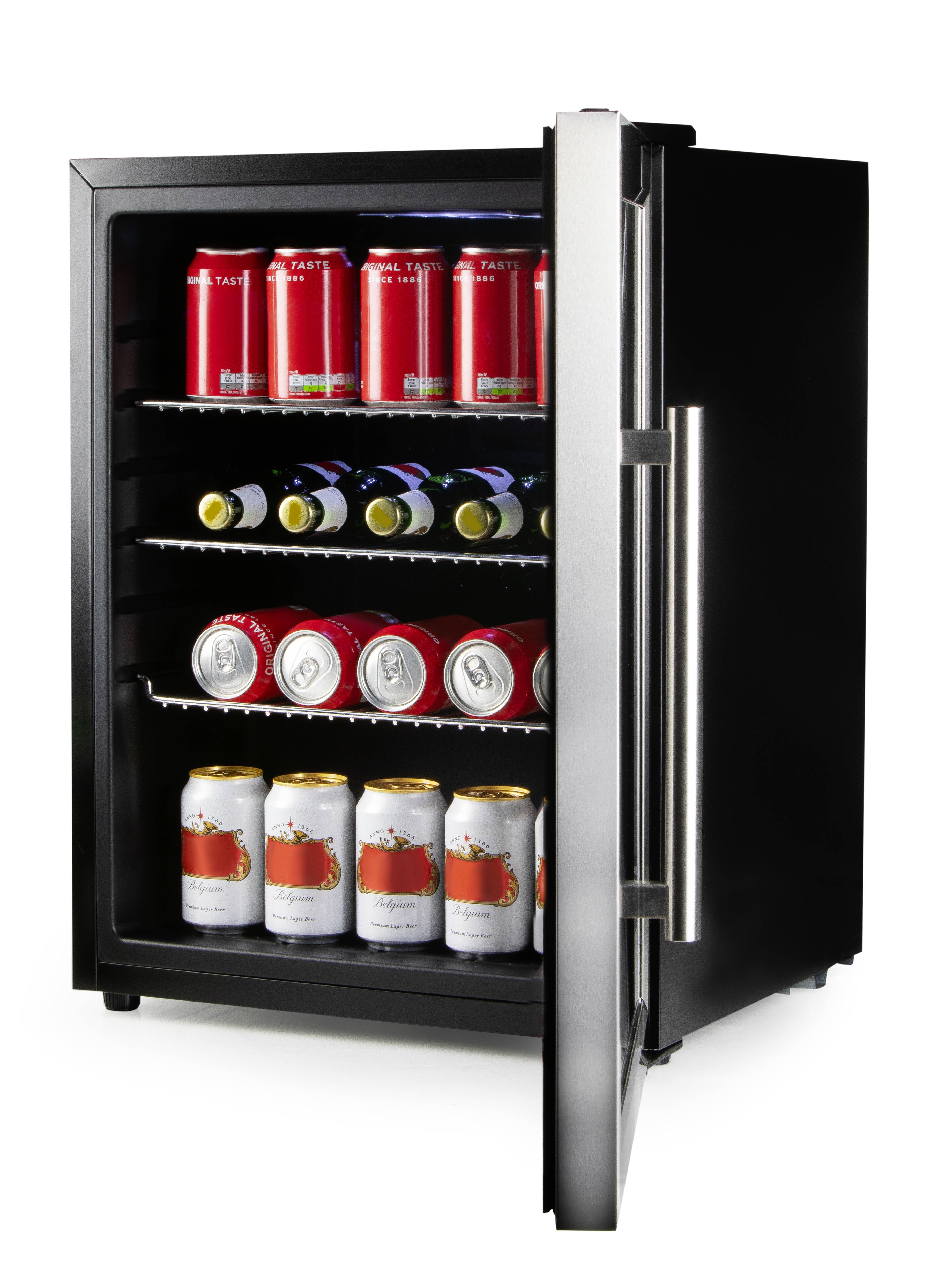 Petit réfrigérateur noir avec porte en verre, rempli de canettes de boisson rouge et blanc, triées sur plusieurs étagères.