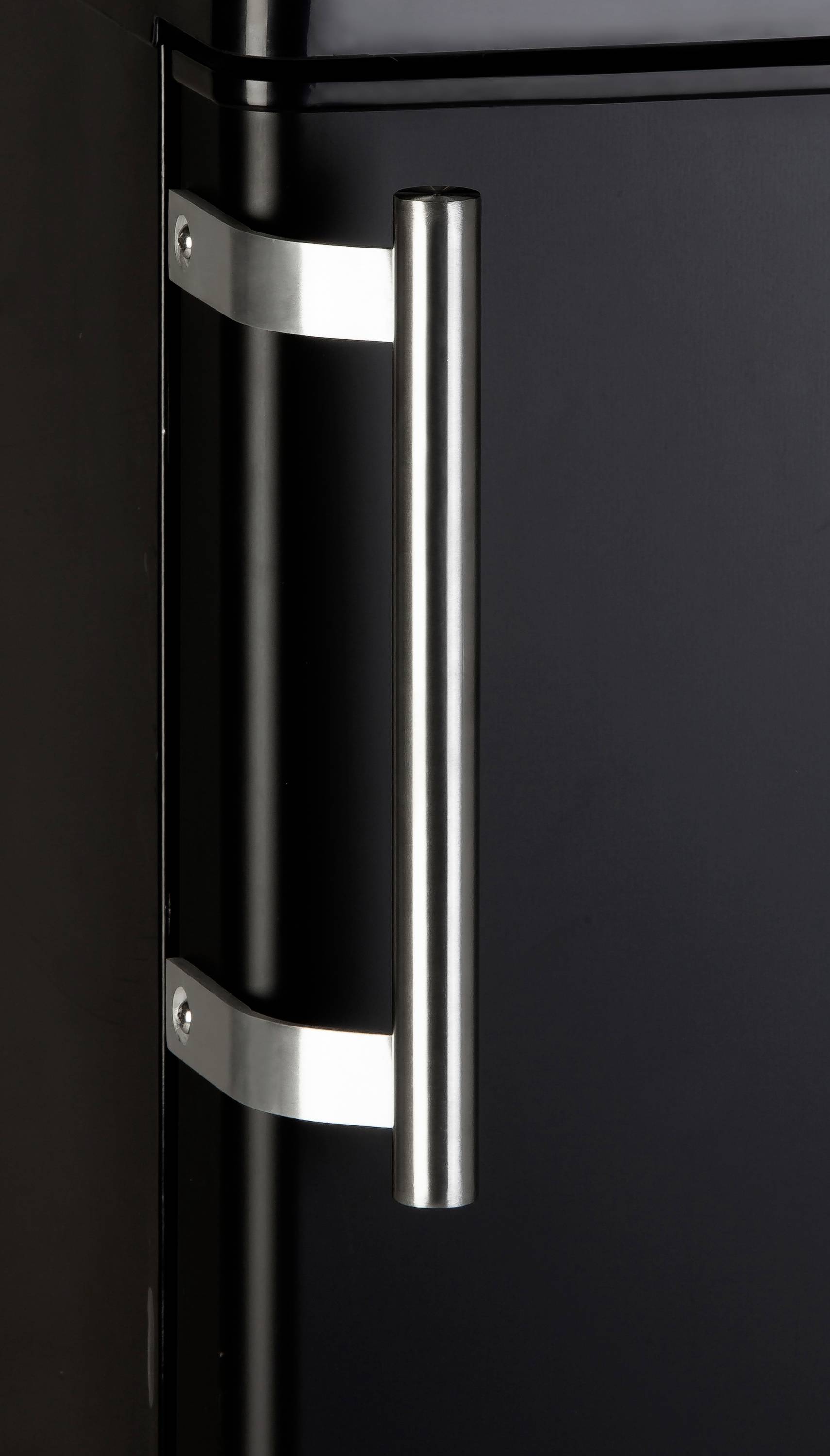 Porte de réfrigérateur noire avec une poignée verticale argentée sur le côté gauche.