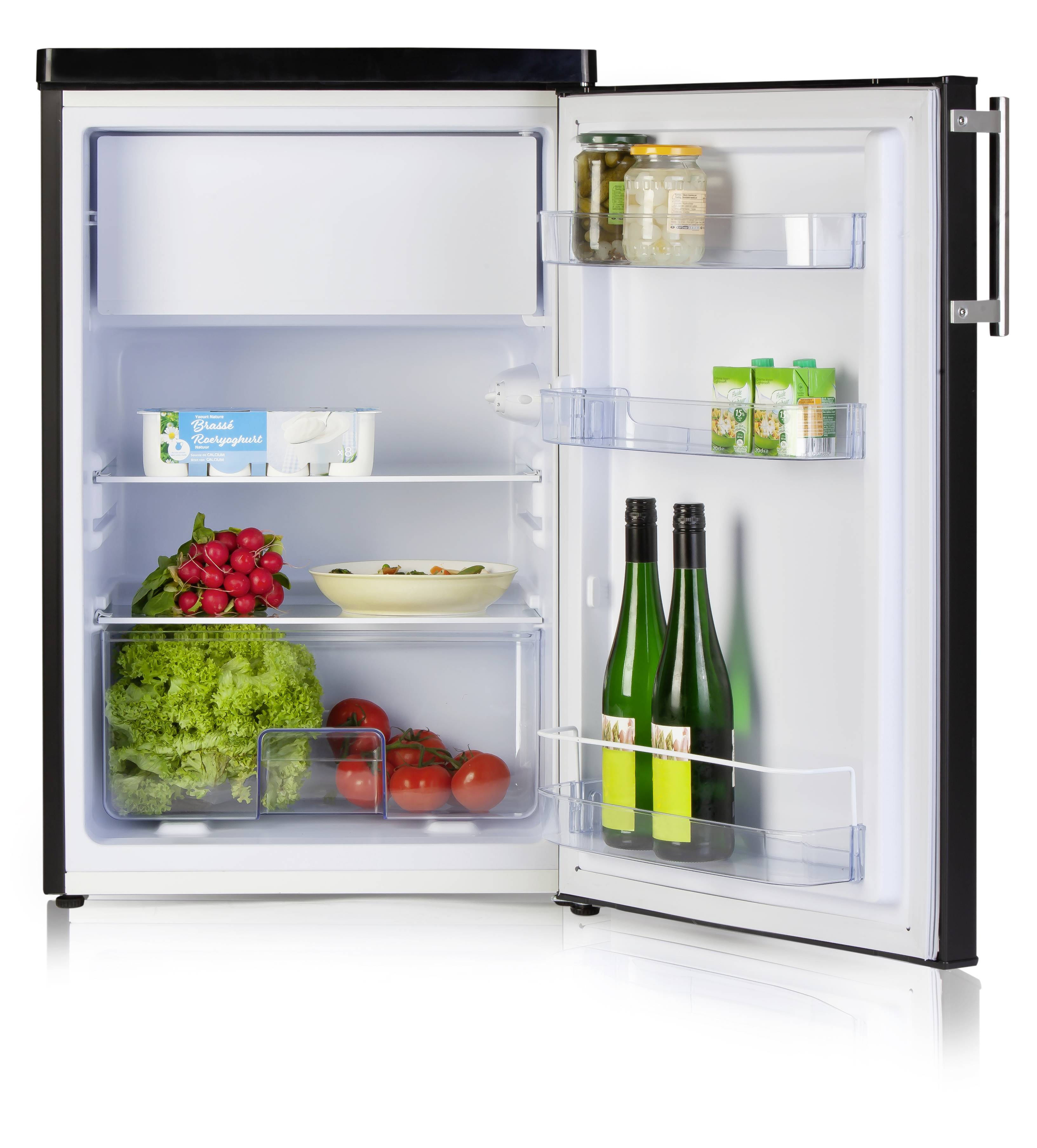 Un réfrigérateur ouvert montre des légumes frais, des bouteilles et du lait. Dans les compartiments de la porte se trouvent des bocaux et des briques de jus.