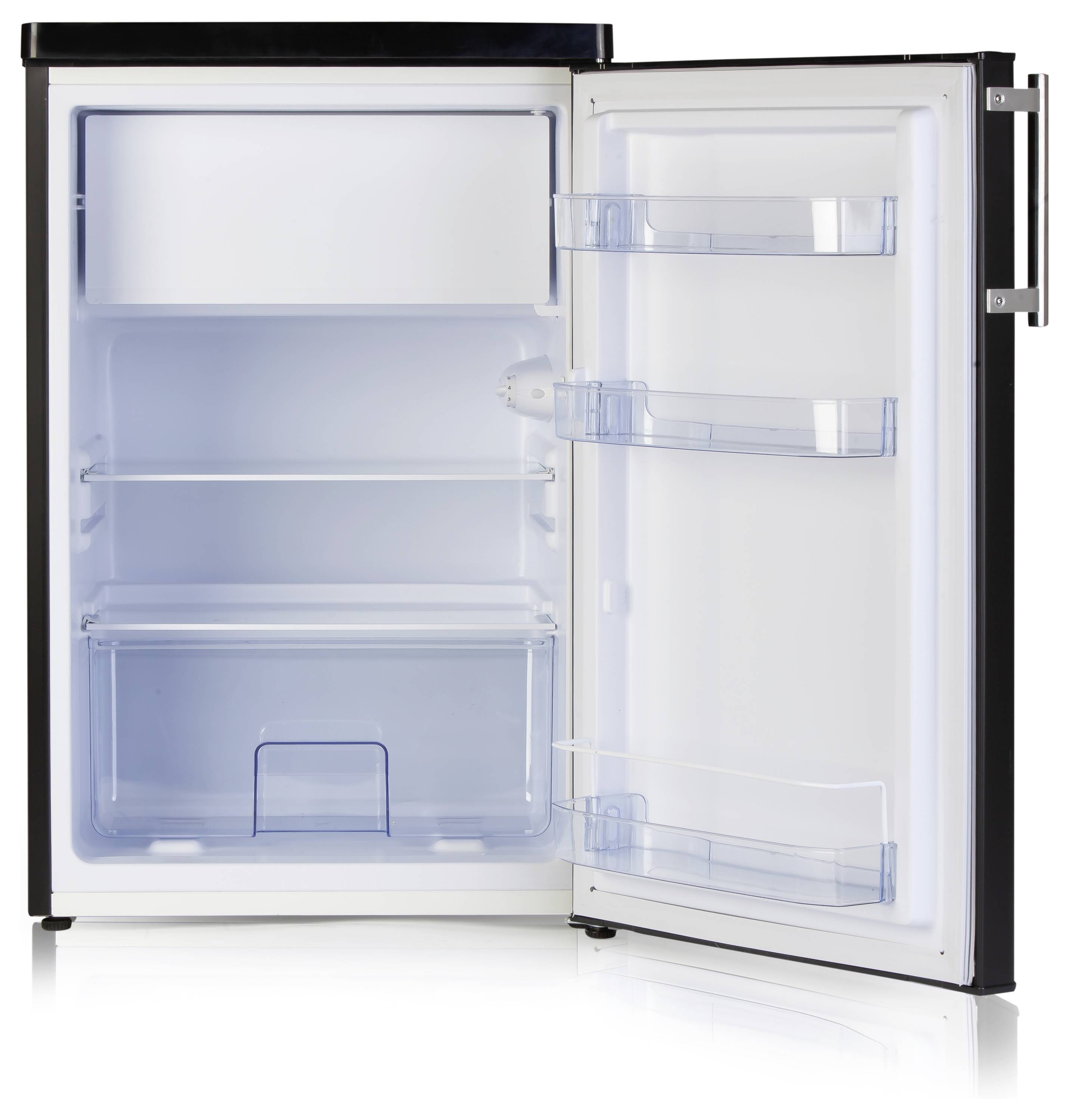 Réfrigérateur ouvert avec un espace intérieur vide, deux étagères en verre et des compartiments dans la porte ; la section supérieure de la porte est identifiable comme un compartiment congélateur.