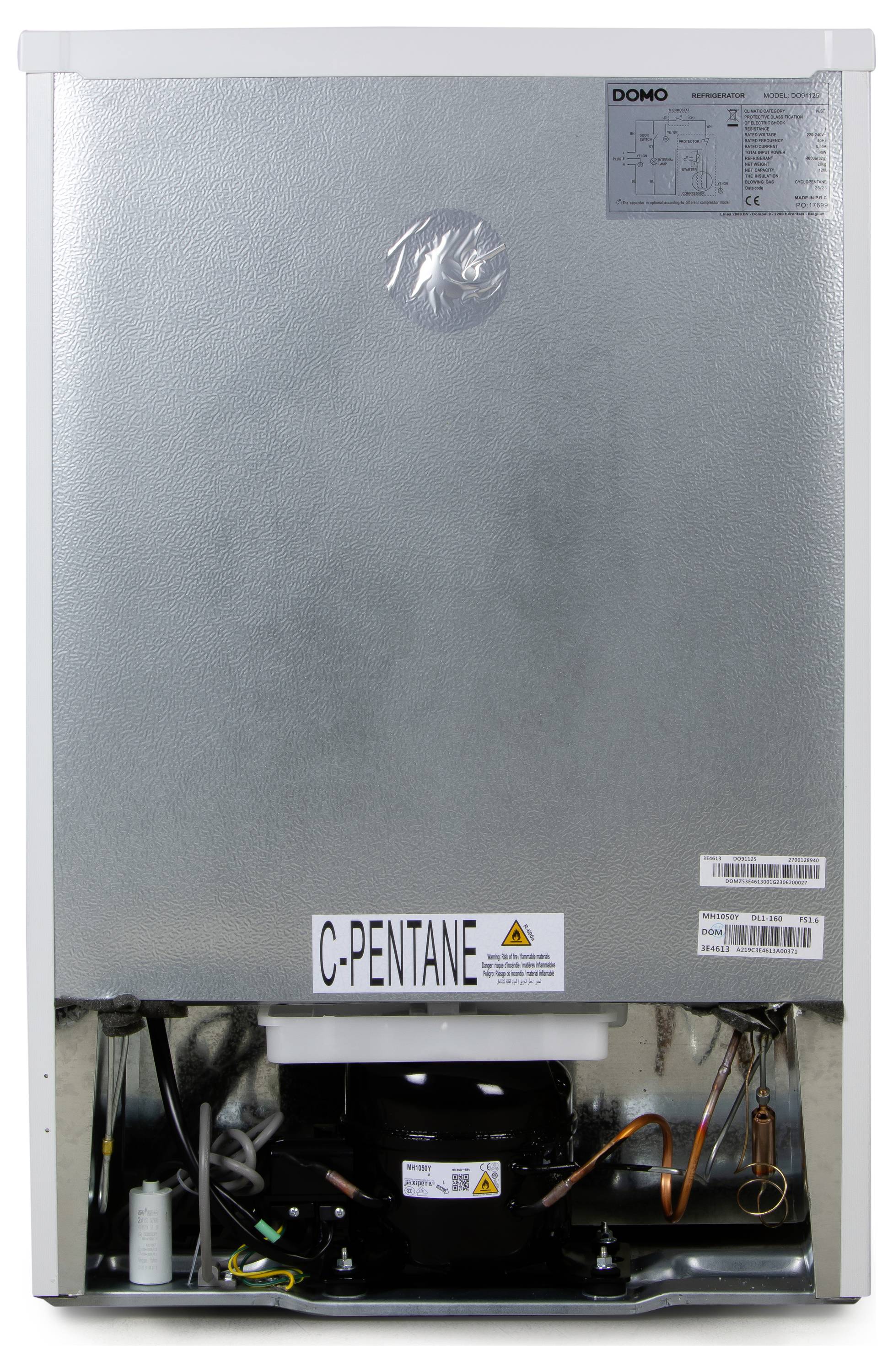 Dos d'un réfrigérateur avec une couverture métallique argentée, le groupe frigorifique visible en bas. Avertissement : « C-PENTANE », vue arrière de l'appareil.