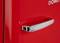 Réfrigérateur rouge avec une poignée argentée. "DOMO" est inscrit en haut à droite. Le design est rétro et minimaliste.