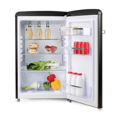 Un réfrigérateur ouvert, rempli de boissons, de fruits, de légumes et de produits laitiers sur différentes étagères.