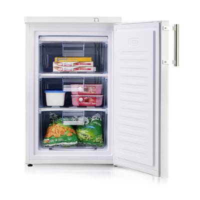 Un congélateur ouvert avec trois compartiments, rempli de pizza surgelée, de glace, de petits pois et de légumes.