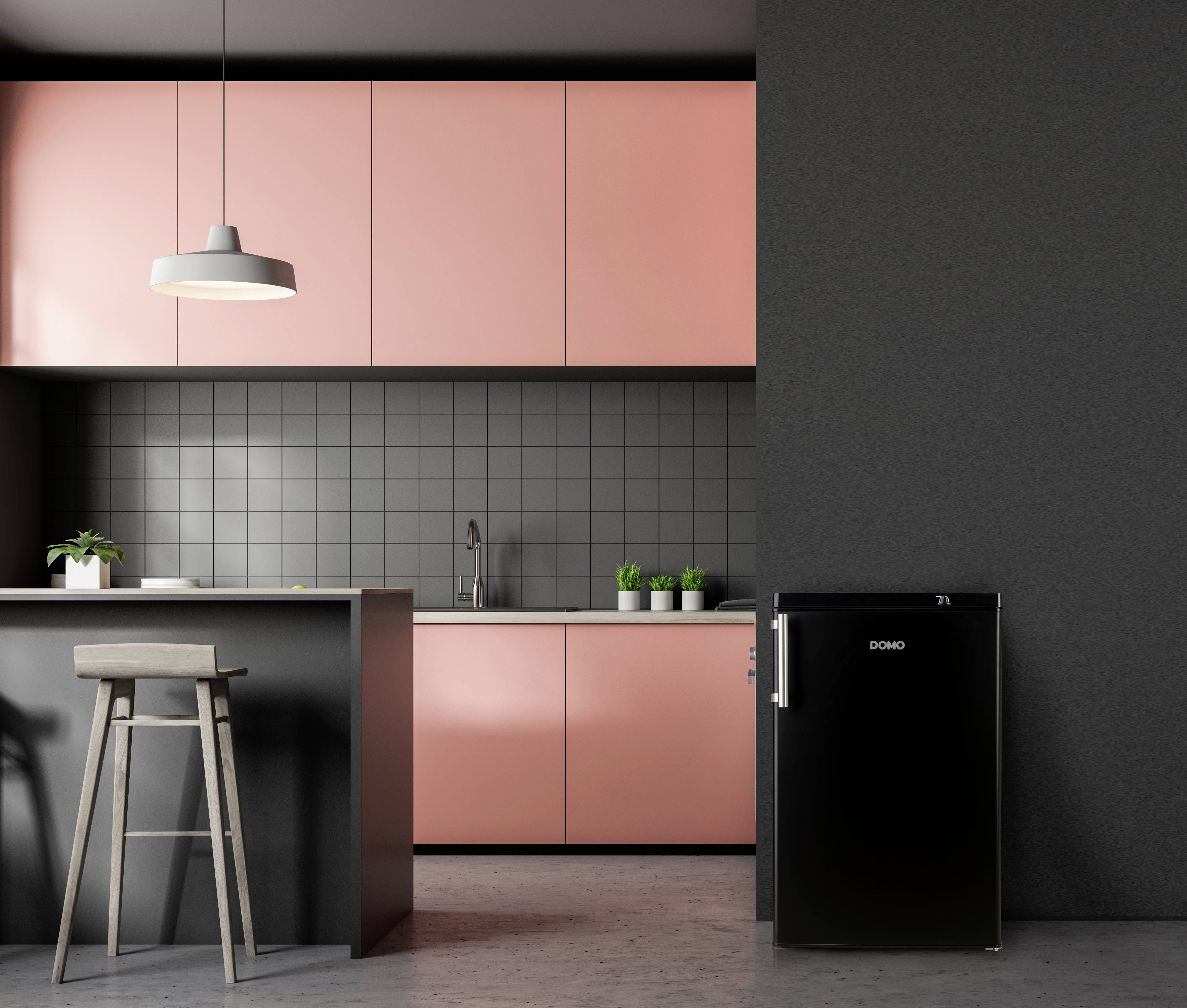 Une cuisine moderne avec des armoires roses, une crédence grise et un réfrigérateur noir. Une suspension éclaire le plan de travail.