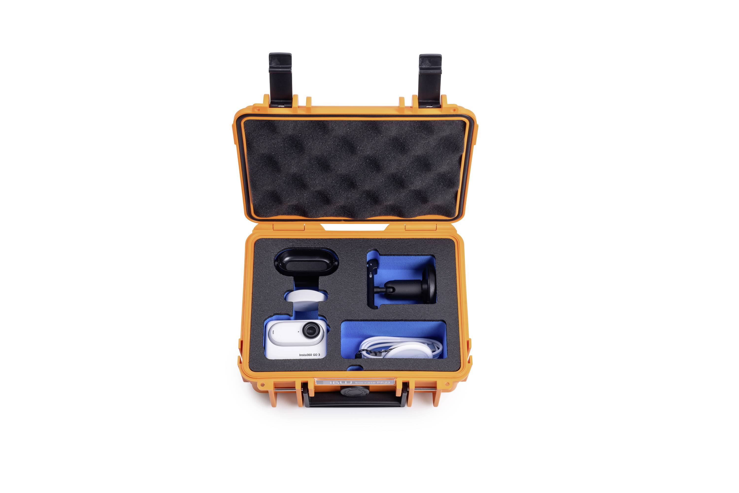Une caméra portable dans un étui de protection orange. Contient des accessoires tels que des supports et des câbles dans des logements moulés.