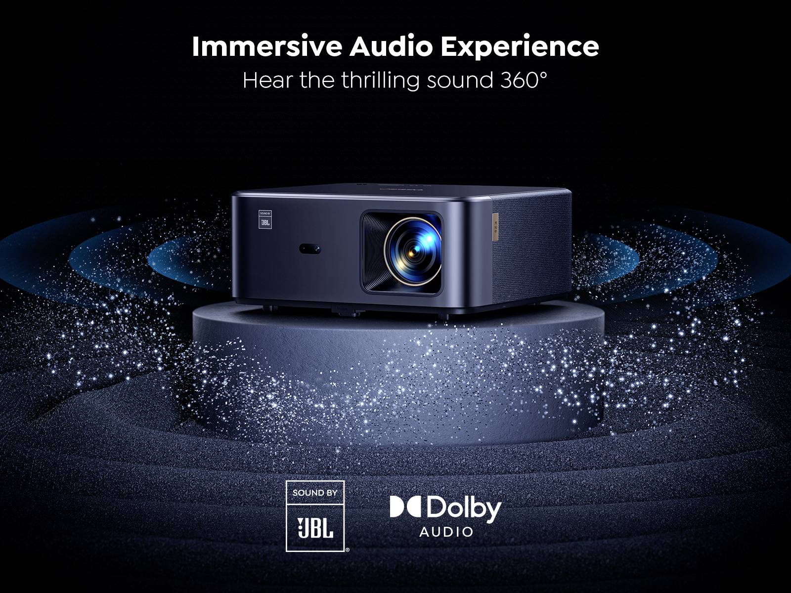 Projecteur noir émettant une lumière bleue, entouré d'ondes sonores bleues. Texte : « Expérience Audio Immersive », « Entendez le son captivant à 360° ». Logos : JBL, Dolby Audio.