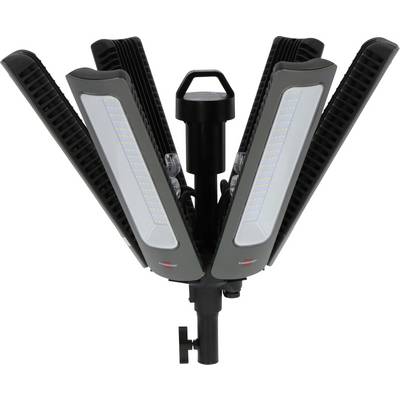 Lampe de travail LED multi-panneaux noire avec quatre bras ajustables montés sur un poteau sur fond blanc