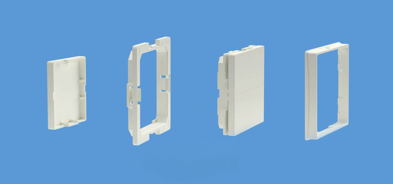 Quatre pièces rectangulaires blanches en plastique disposées en ligne sur un fond bleu.