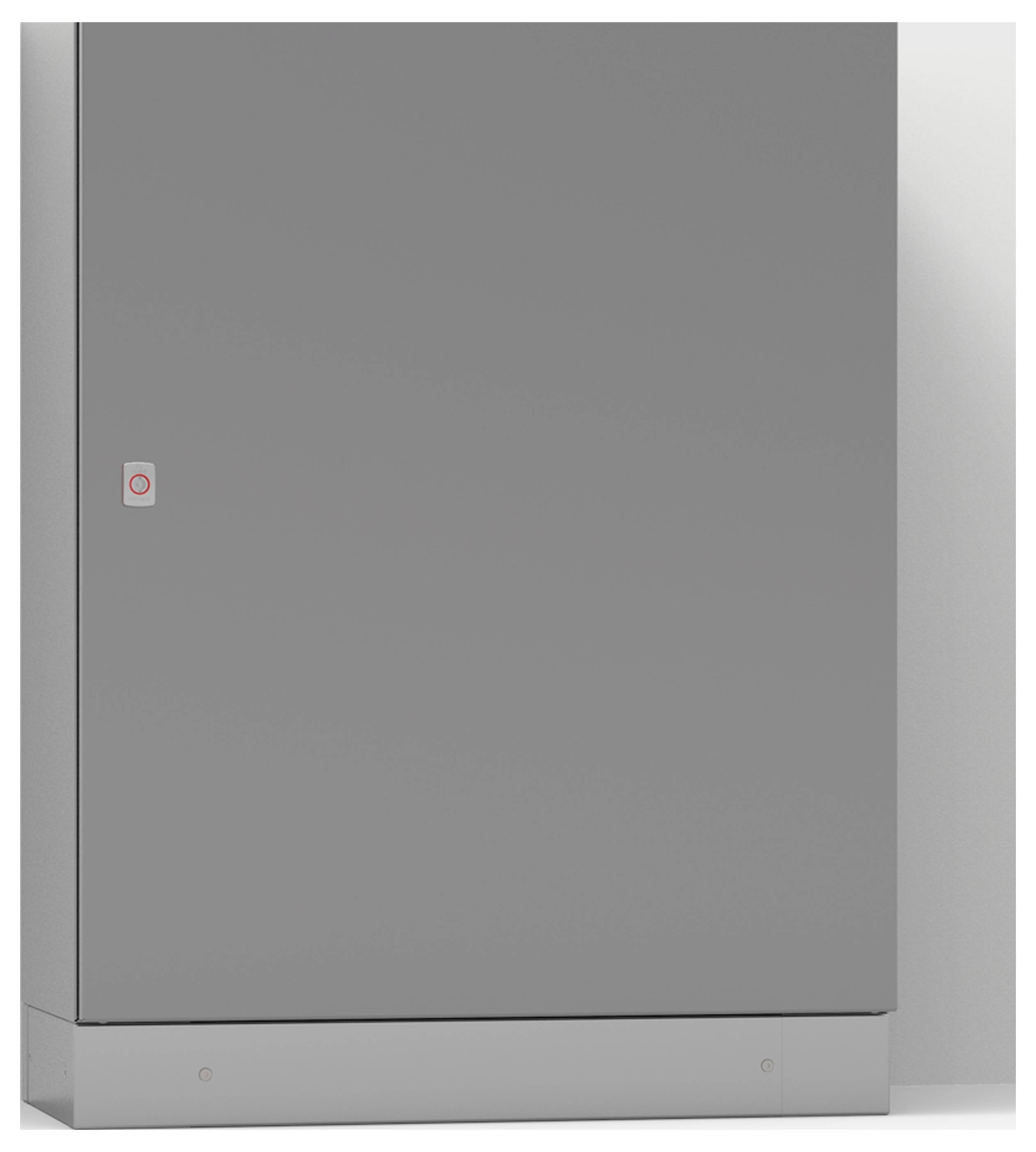 Un placard gris avec une petite étiquette rouge au centre supérieur. Le placard est fermé et se trouve devant un mur blanc.