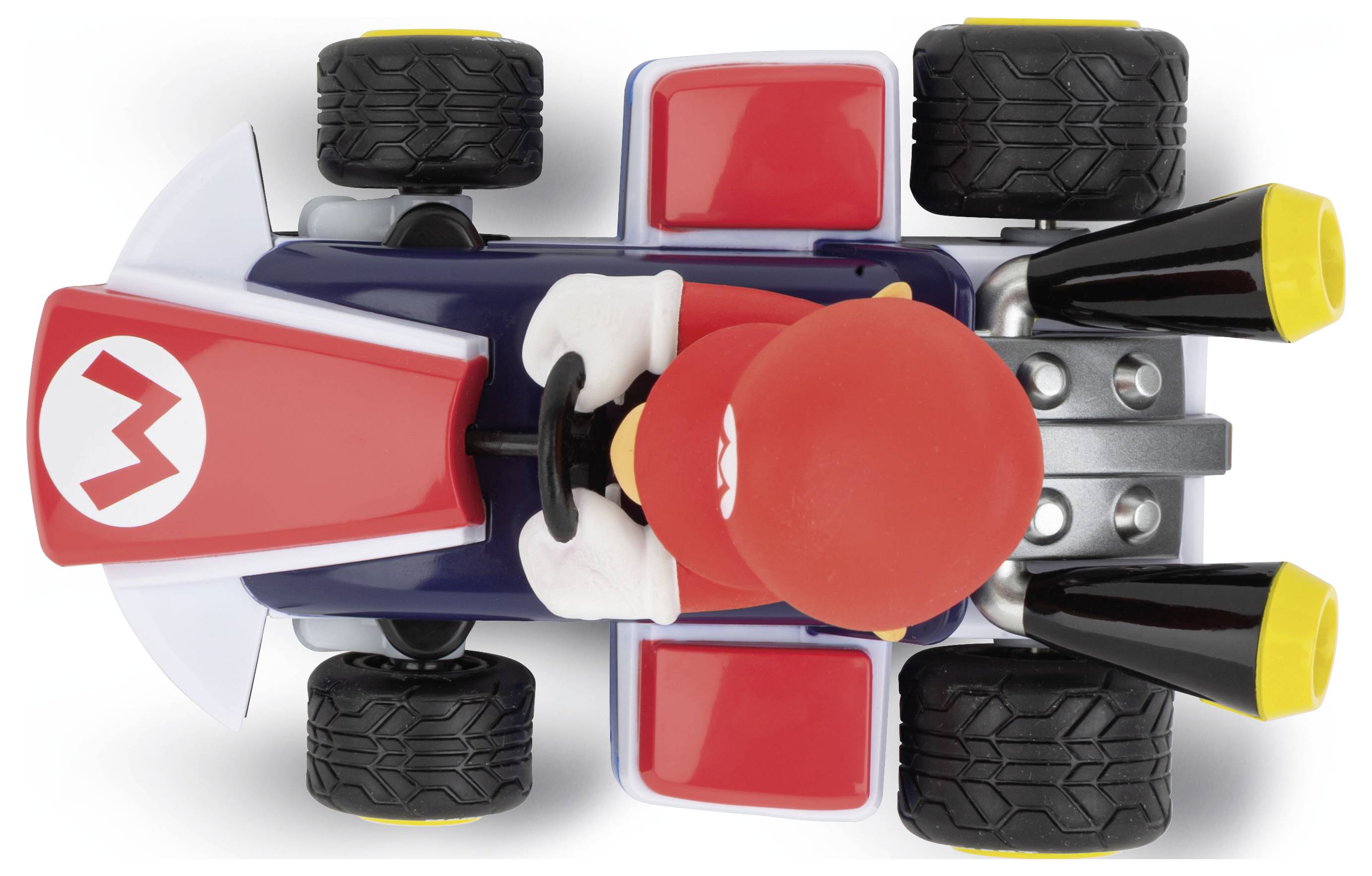 Figurine de jouet dans un wagon rouge à grandes roues noires, photographiée d'un point de vue aérien.