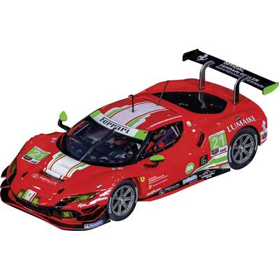 Véhicule de course rouge avec des bandes blanches et des accents verts, numéro 21, autocollants et logos de différentes marques sur la voiture.