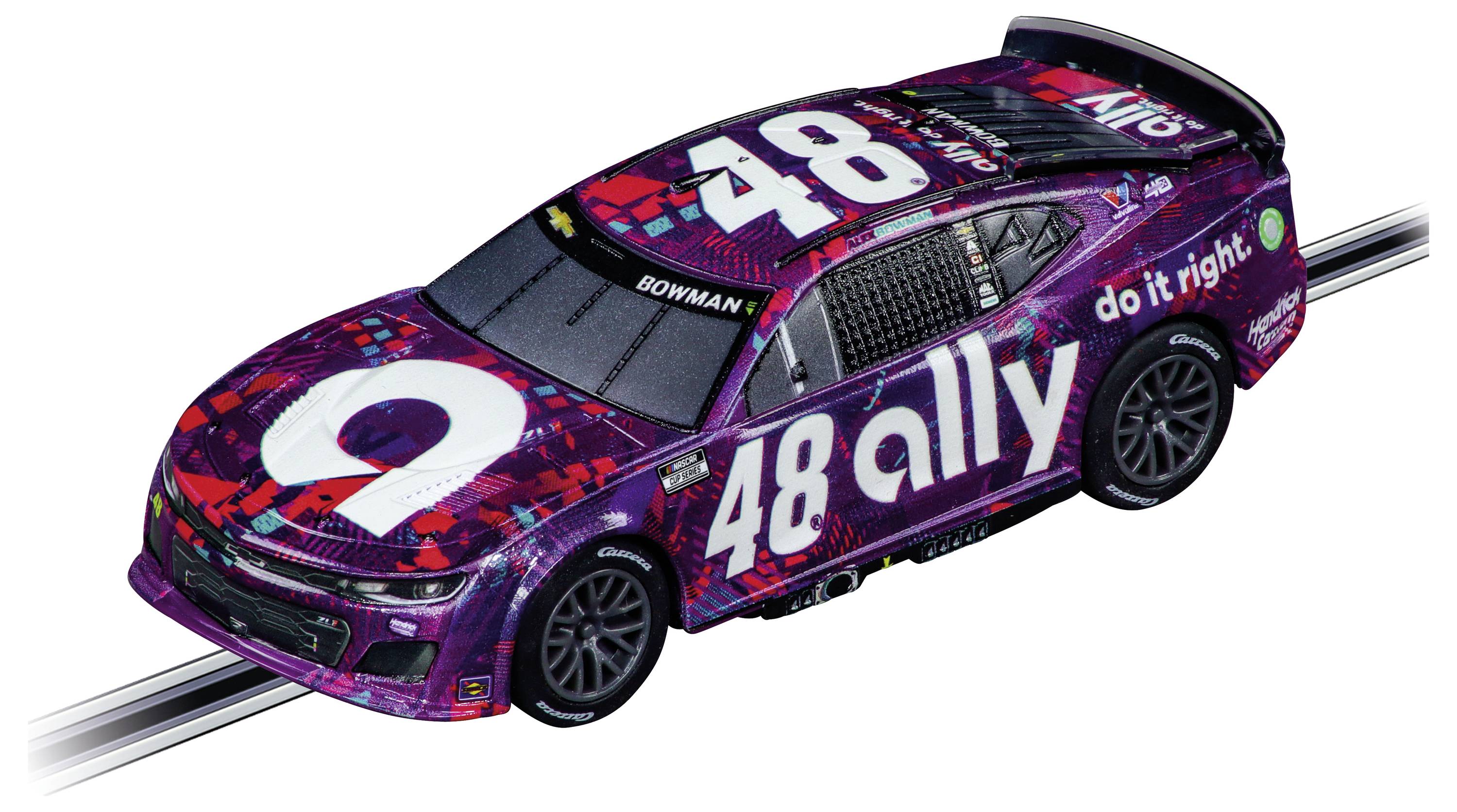 Voiture de course Nascar numéro 48 avec l'inscription 'ally' sur le côté. La voiture présente un motif coloré et violet.