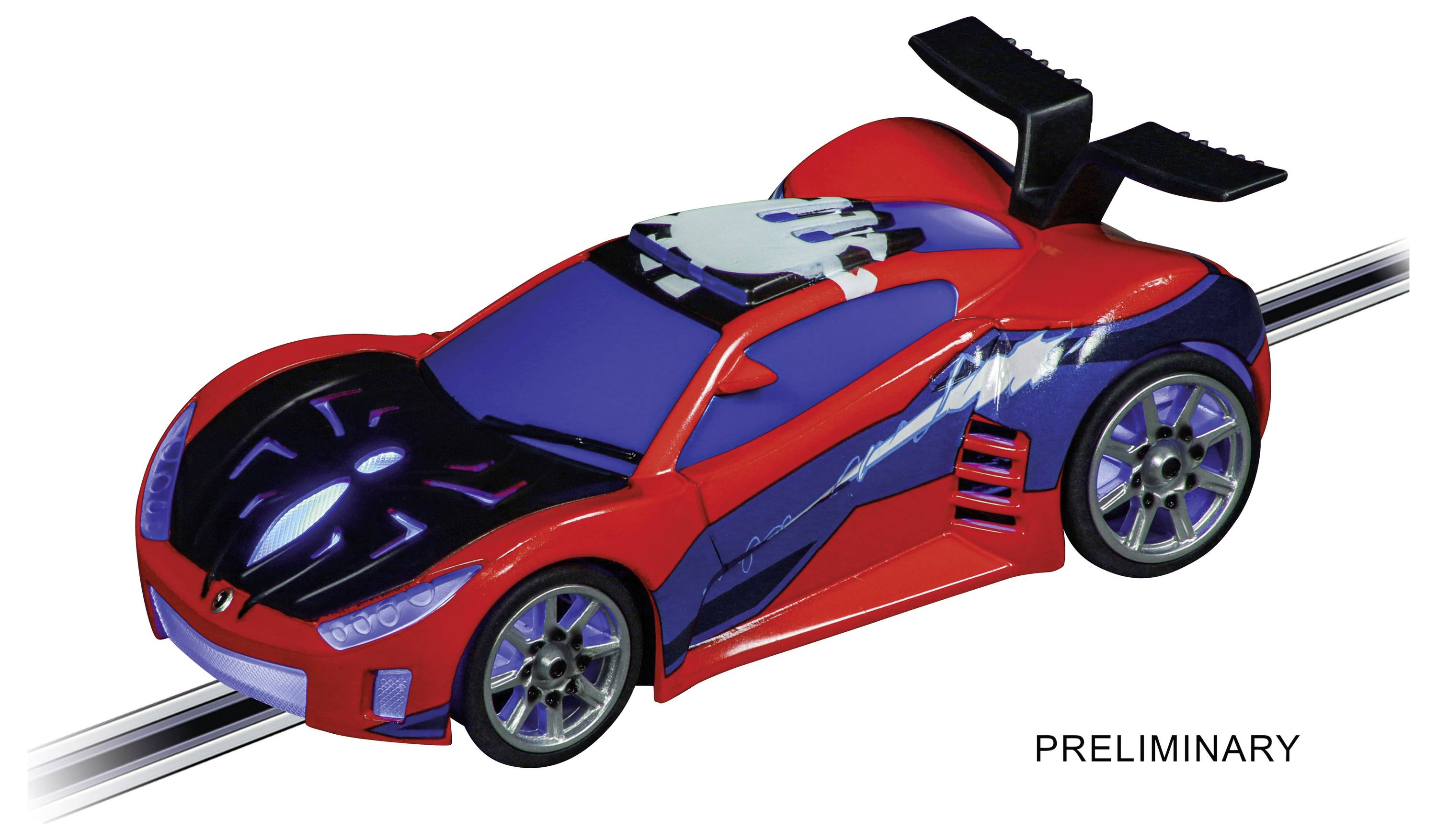 Une voiture jouet rouge avec des détails bleus et un aileron arrière ; elle arbore un motif de toile d'araignée et se trouve sur une piste.