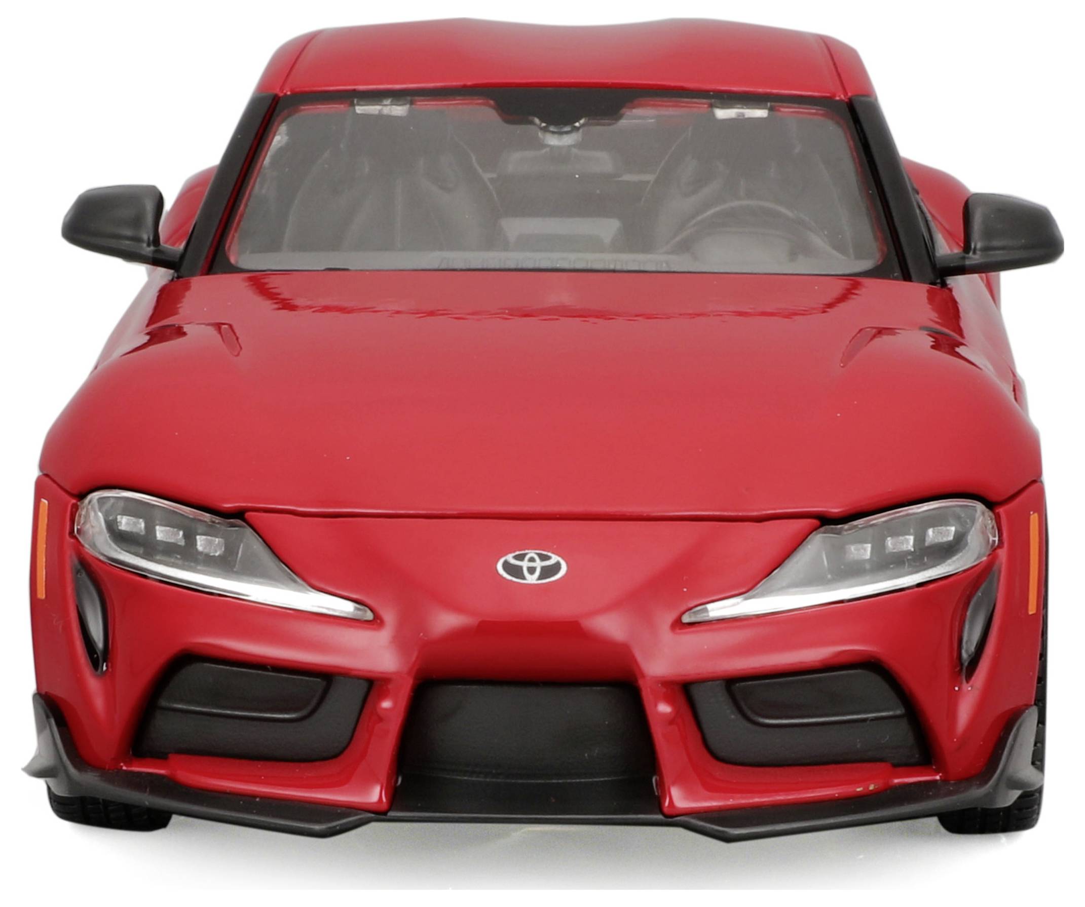 Modèle de voiture de sport rouge, vue de face, avec calandre distinctive et logo Toyota.
