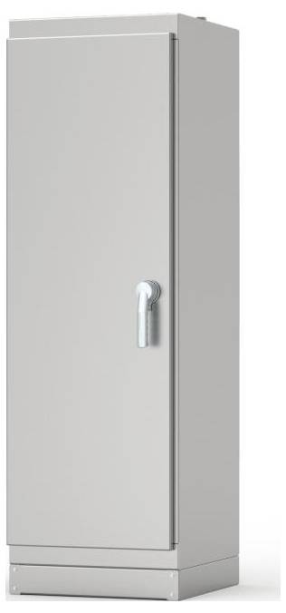 Un simple armoire métallique grise avec une poignée sur la façade. L'armoire est droite et semble fonctionnelle et robuste.