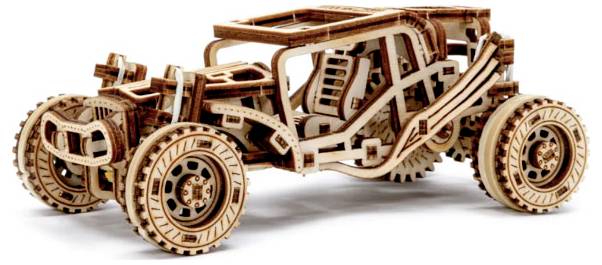 Une maquette de voiture détaillée en bois avec un équipement de roues dentées visible et un châssis à la structure complexe.