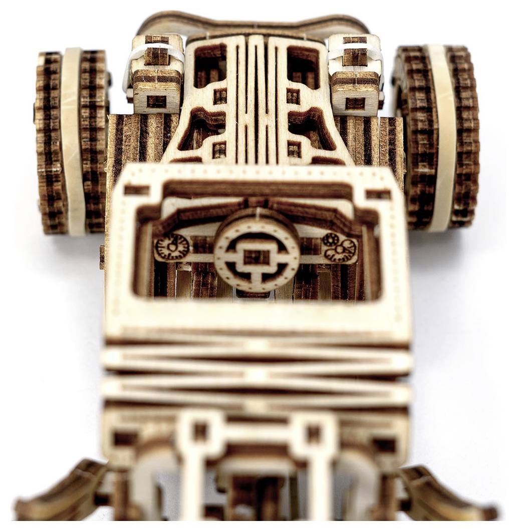 Un modèle détaillé en bois, assemblé, d'un véhicule avec des engrenages visibles et des éléments techniques.