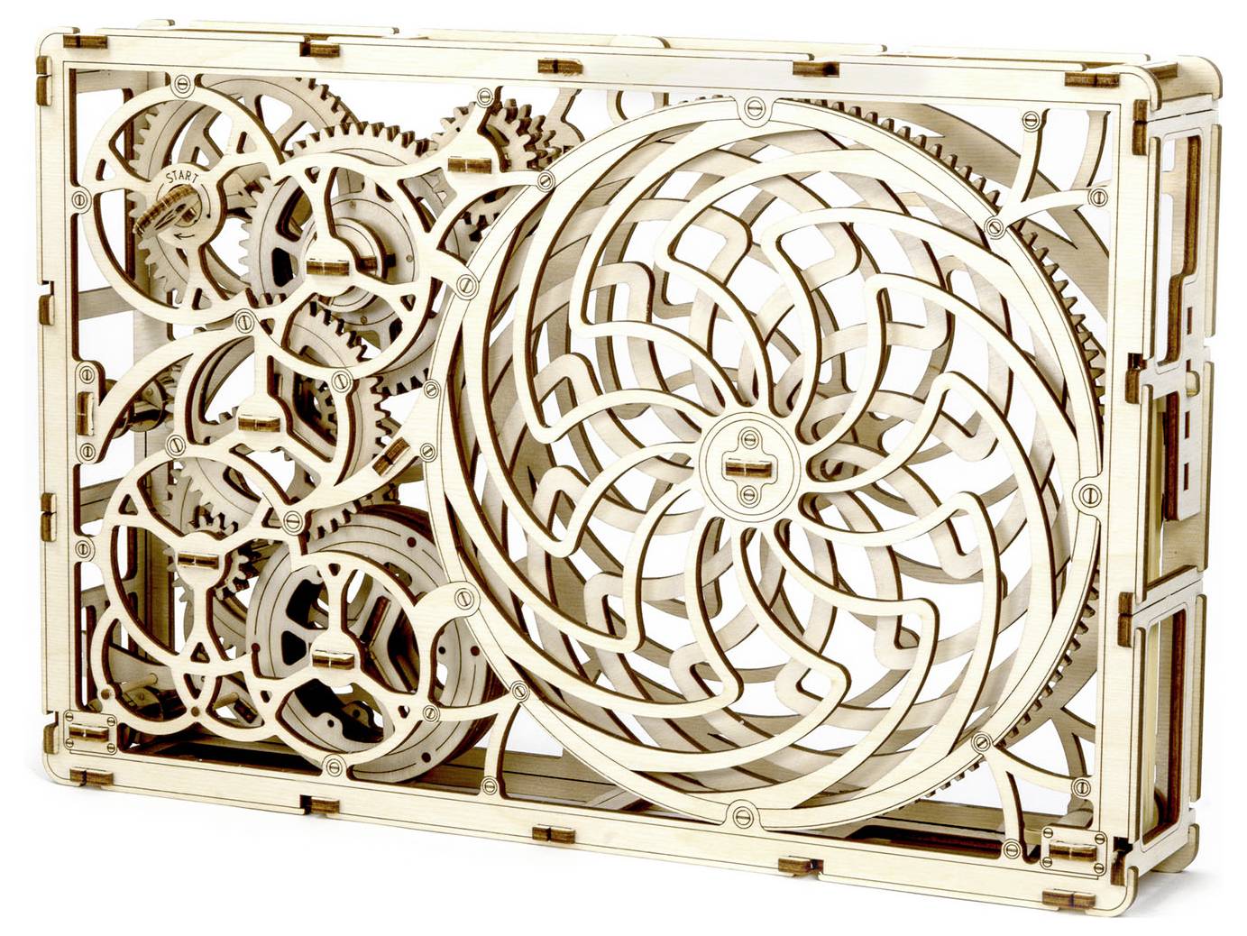 Modèle mécanique en bois avec des engrenages et des spirales sur fond blanc. Le design complexe montre des pièces imbriquées les unes dans les autres.