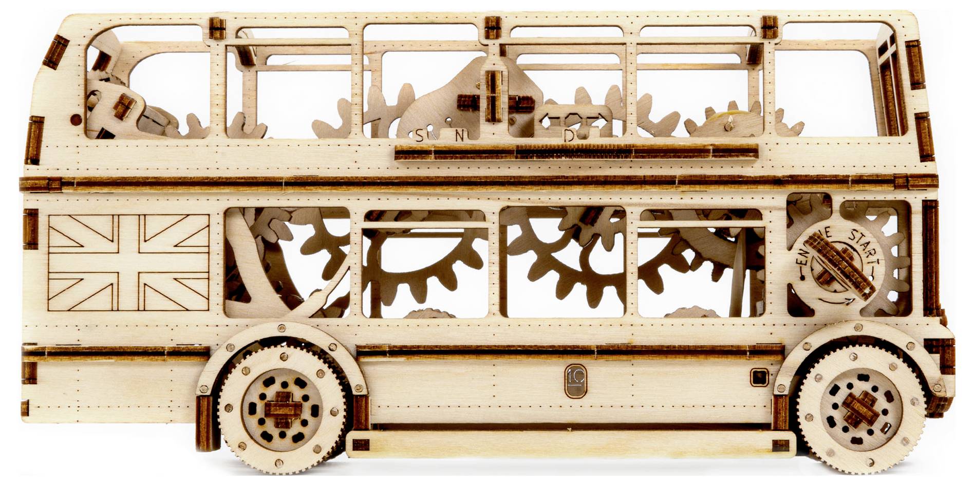 Modèle en bois d'un bus à impériale avec des engrenages visibles à l'intérieur. Le drapeau britannique est représenté sur le côté.