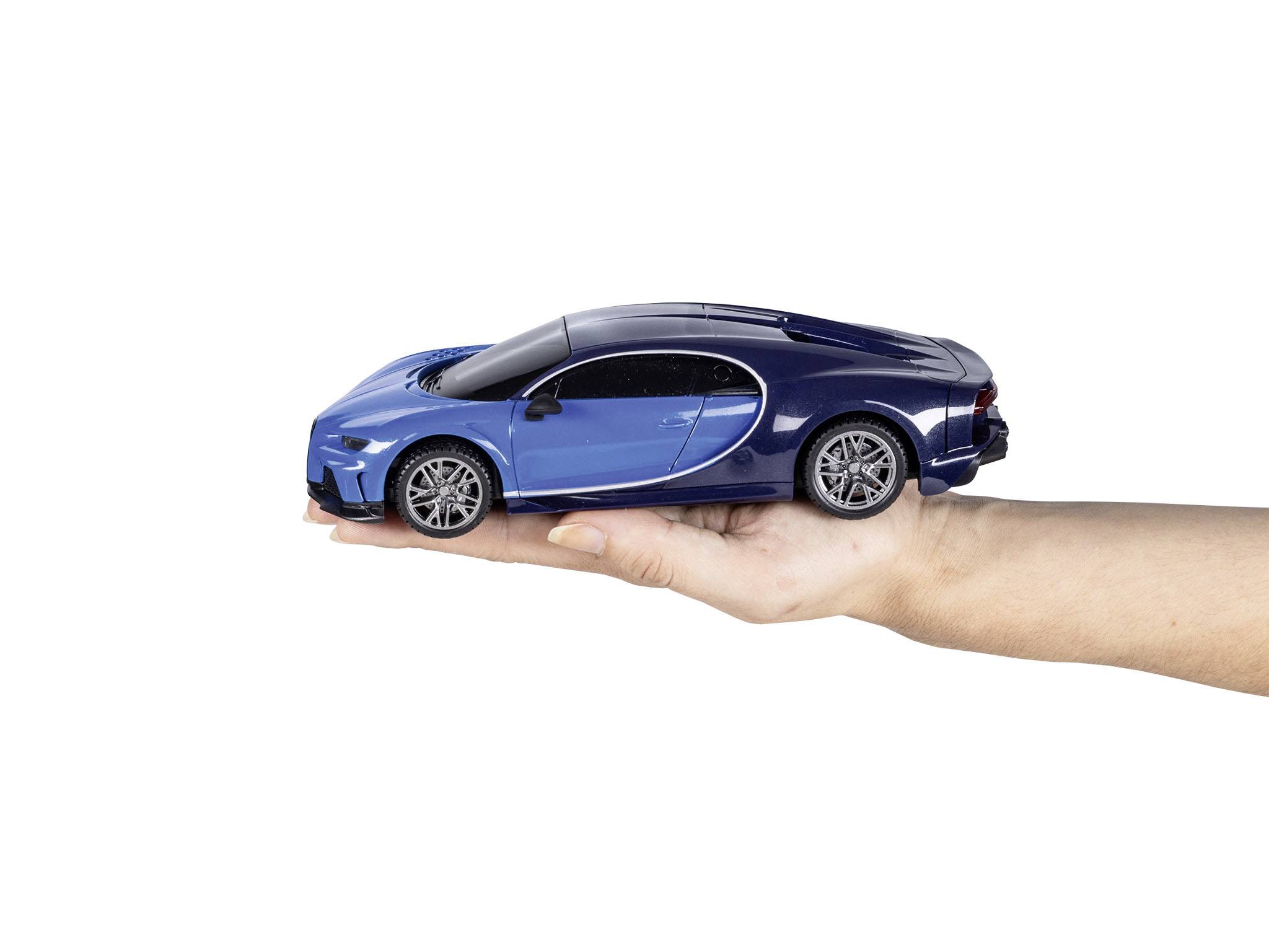 Une paume ouverte tient un petit modèle détaillé d'une voiture de sport bleue. L'arrière-plan est blanc.