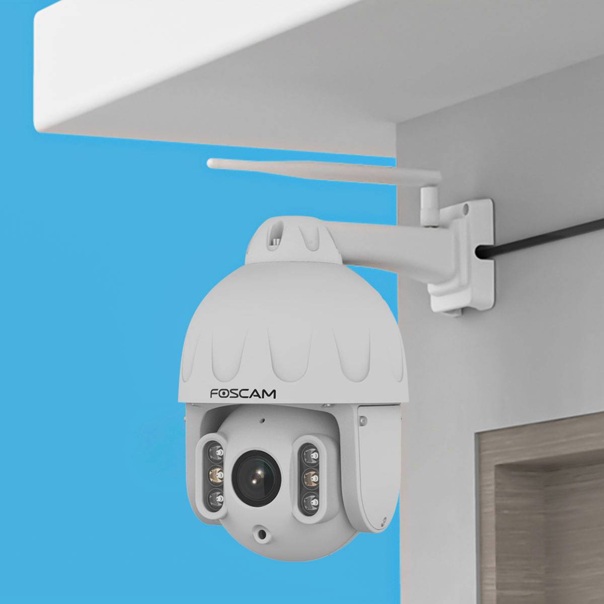 Caméra de surveillance montée sur un mur, orientée vers le bas, prête à surveiller.