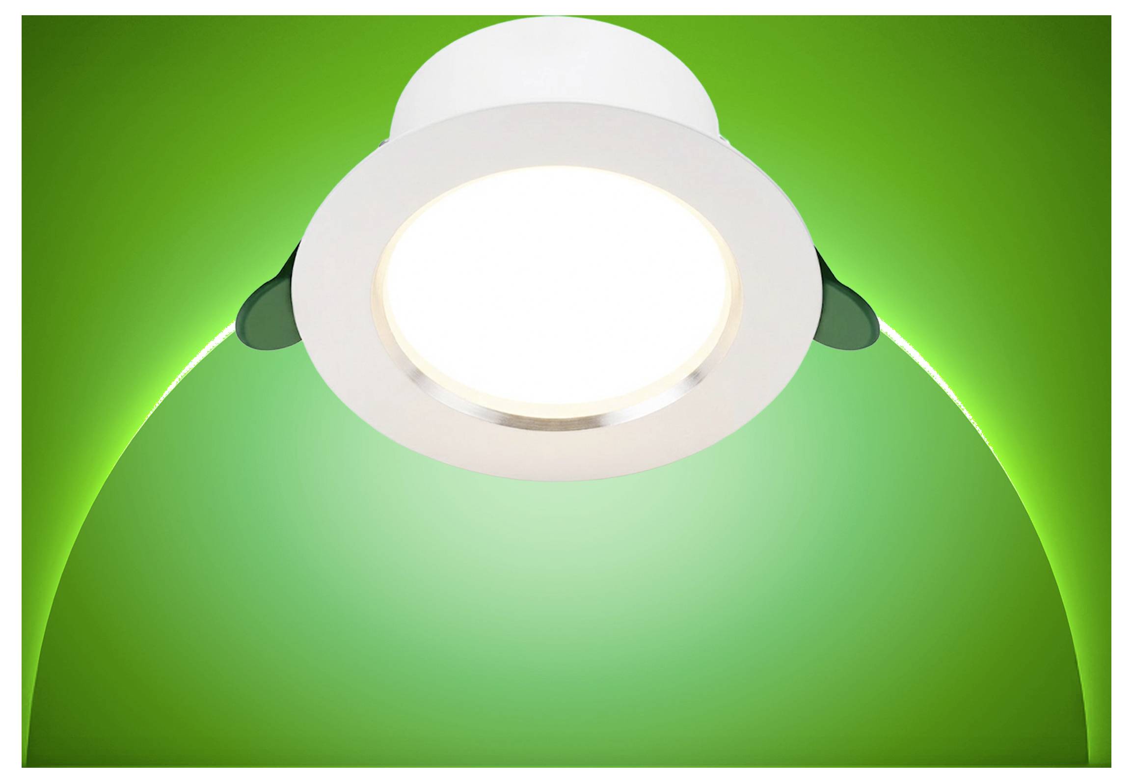 Un luminaire de plafond brillant brille sur un fond vert éclatant.