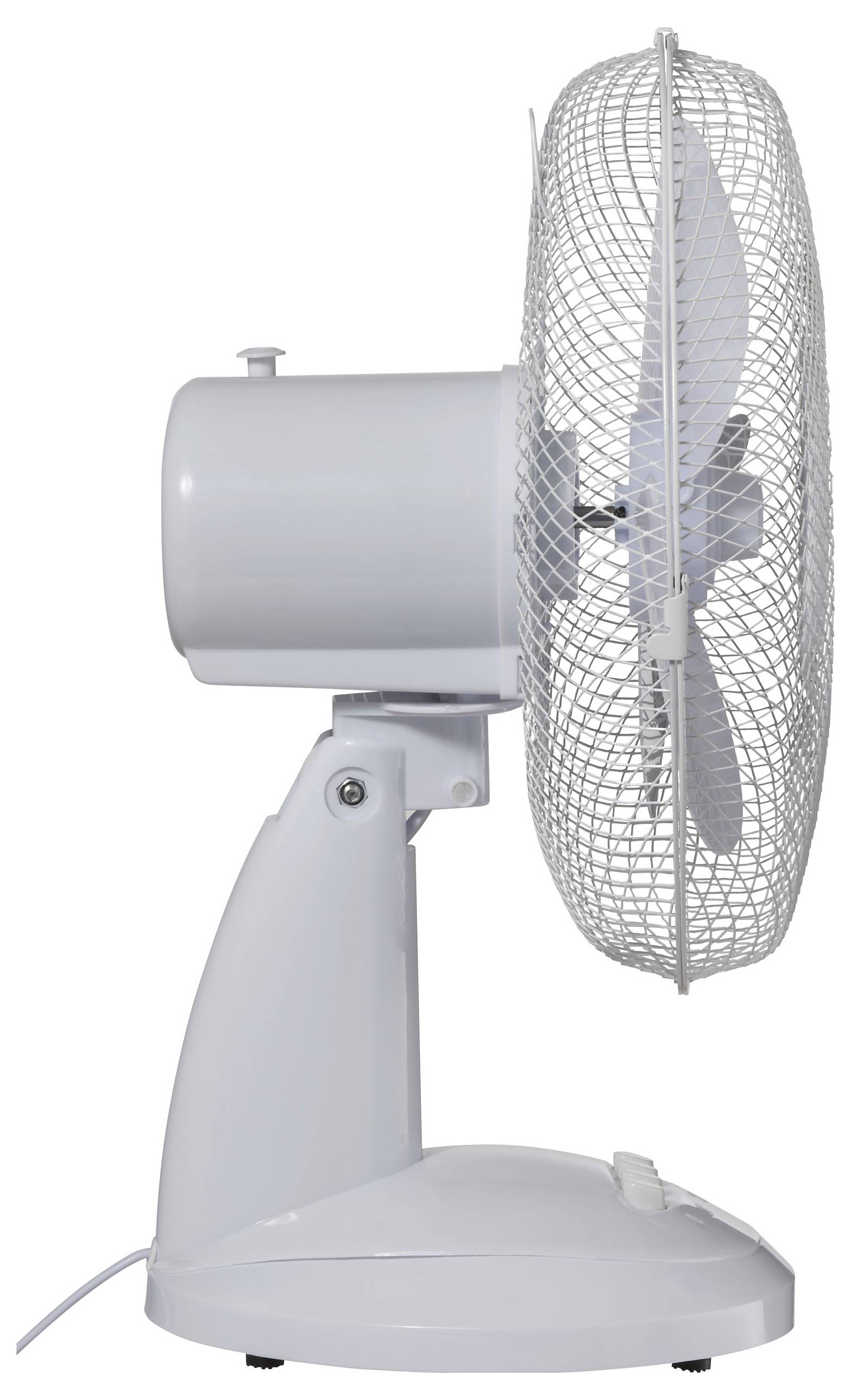 Un ventilateur de table blanc, vu de côté, avec une grille de protection ouverte et quatre pales. Le ventilateur repose sur une base stable.