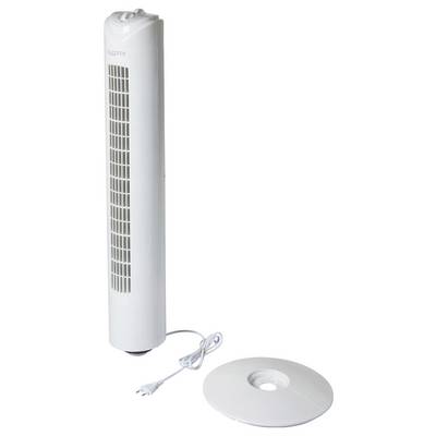 Un ventilateur de tour blanc avec des ouïes de ventilation sur la façade. À côté, une base ronde et un câble d'alimentation avec une fiche.