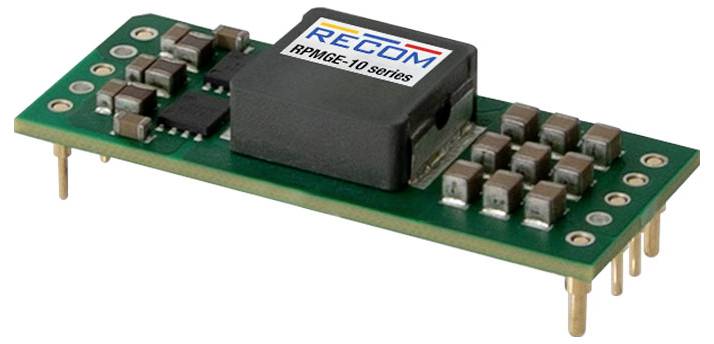 Un module électronique de la série RPMGE-10 de RECOM, sur une carte de circuit imprimé verte, équipé de plusieurs condensateurs et broches de montage.