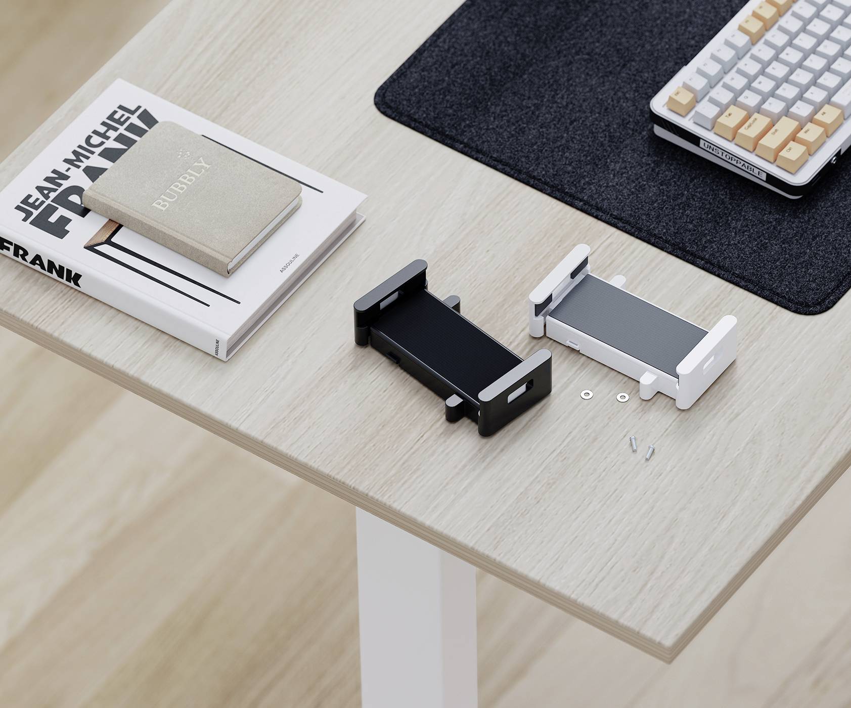 Livres, supports de smartphone et clavier sur un bureau en bois clair. Espace de travail avec accessoires modernes.