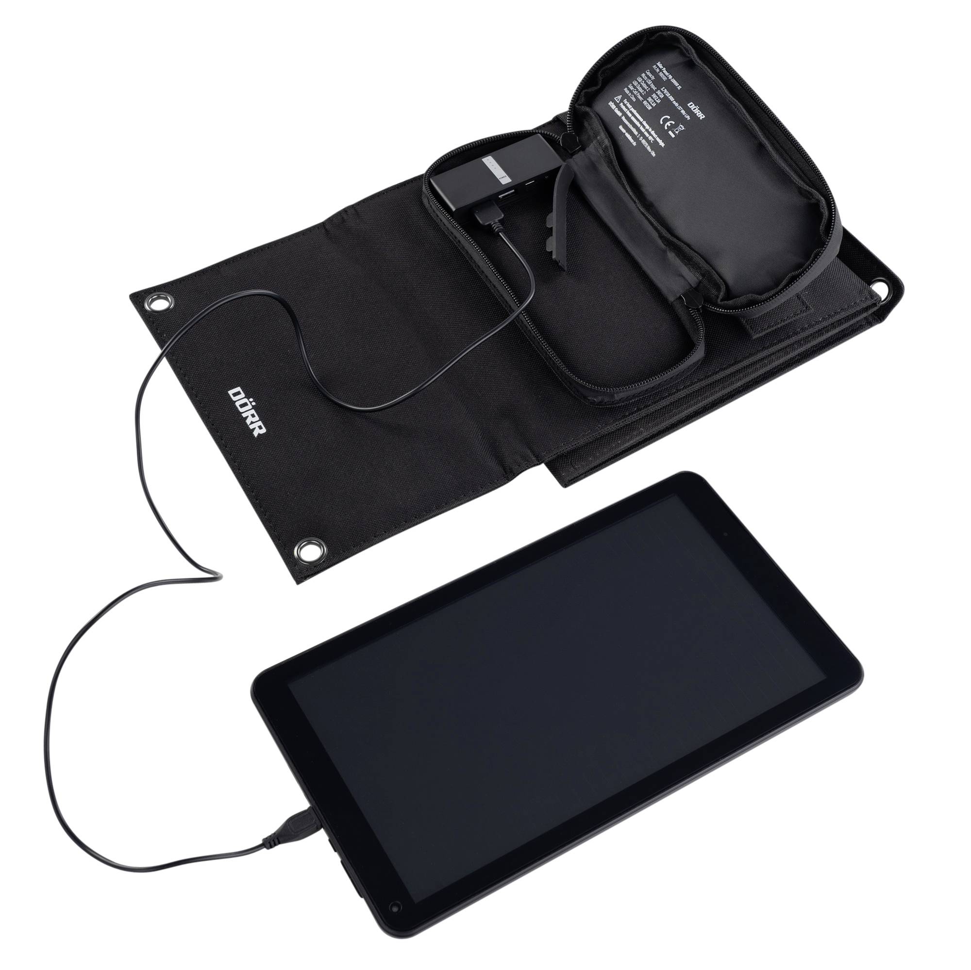 Une tablette est en train d'être chargée par un chargeur solaire portable. L'appareil est posé à plat avec un câble branché pour l'alimentation électrique.