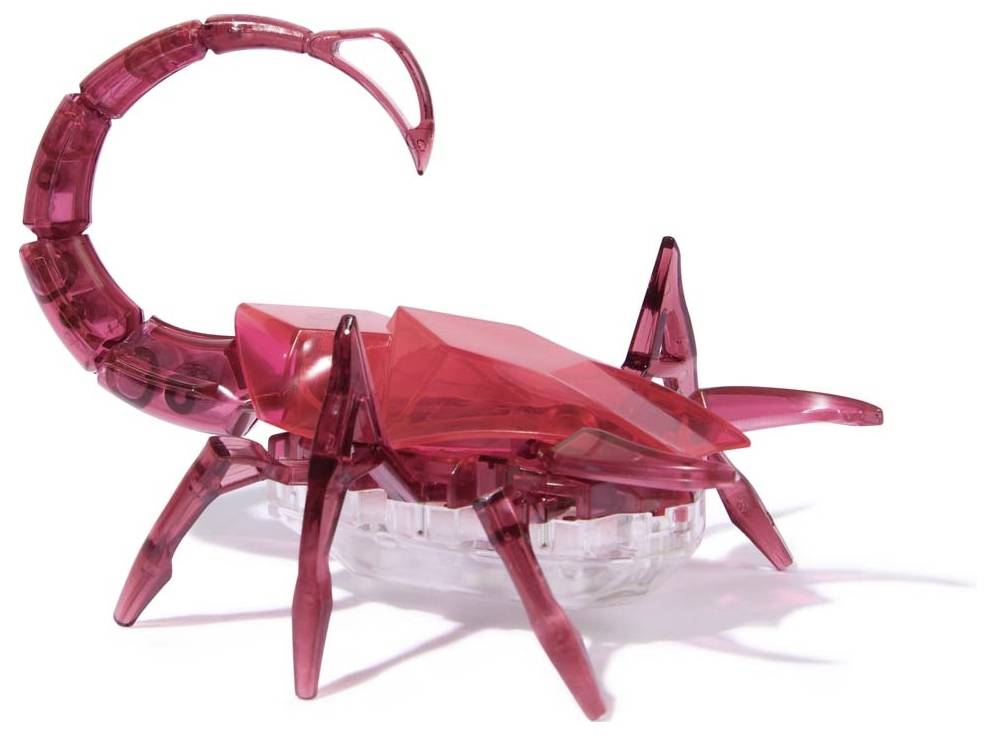 Un scorpion mécanique rouge, transparent, avec des articulations mobiles, est posé sur une surface lisse.