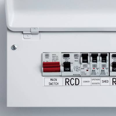 Un boîtier électrique ouvert avec sept disjoncteurs contrôlant différents secteurs tels que 'Interrupteur principal', 'Disjoncteur différentiel' et 'Prises'.