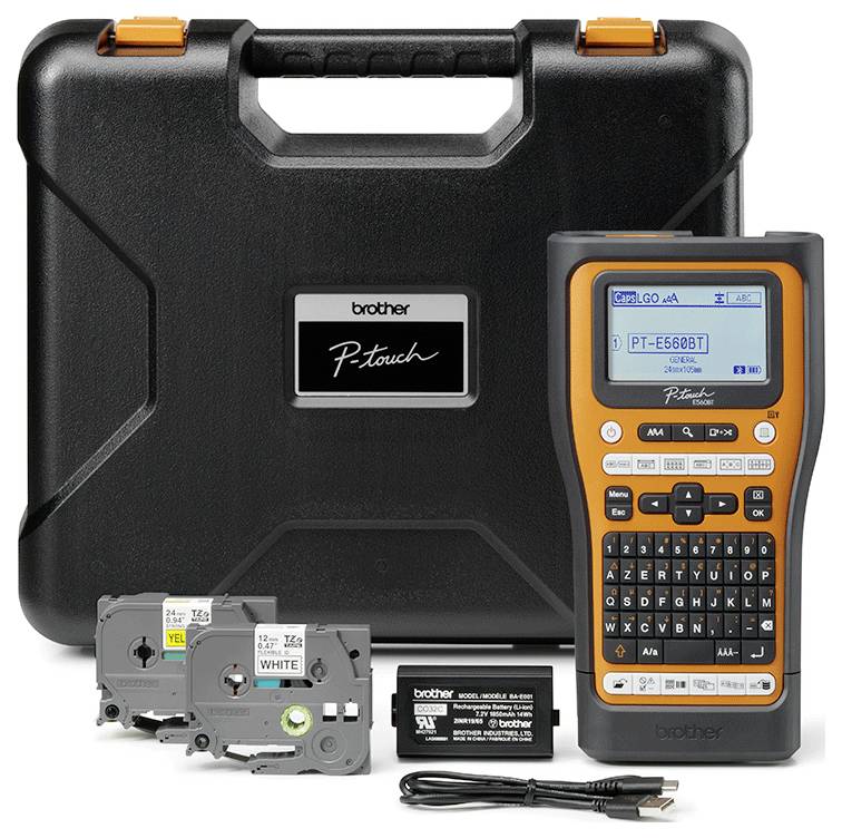 Ensemble d'étiqueteuse 'Brother P-touch' avec boîtier noir, cassettes de ruban d'étiquettes, batterie et câble USB.
