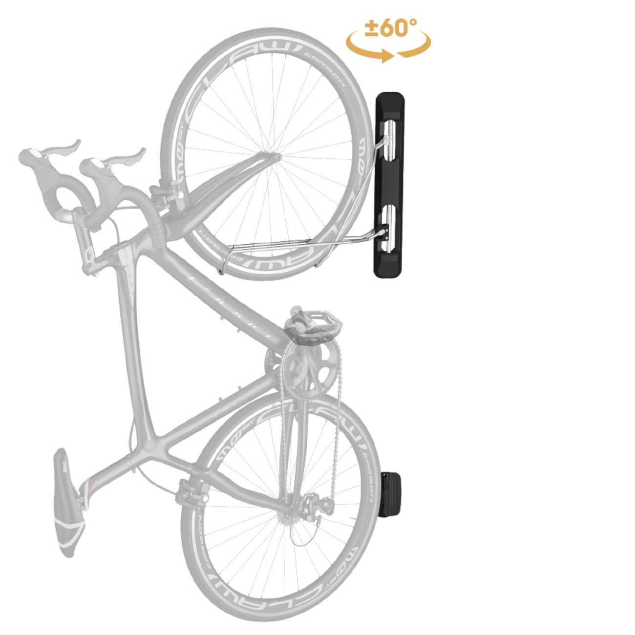 Bicyclette fixée verticalement au mur ; roue avant maintenue dans un support pivotant à ±60 degrés.