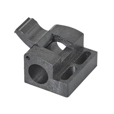 Un élément métallique noir en forme de cube, avec un perçage et un élément courbe, probablement une pièce de machine ou un élément de fixation.