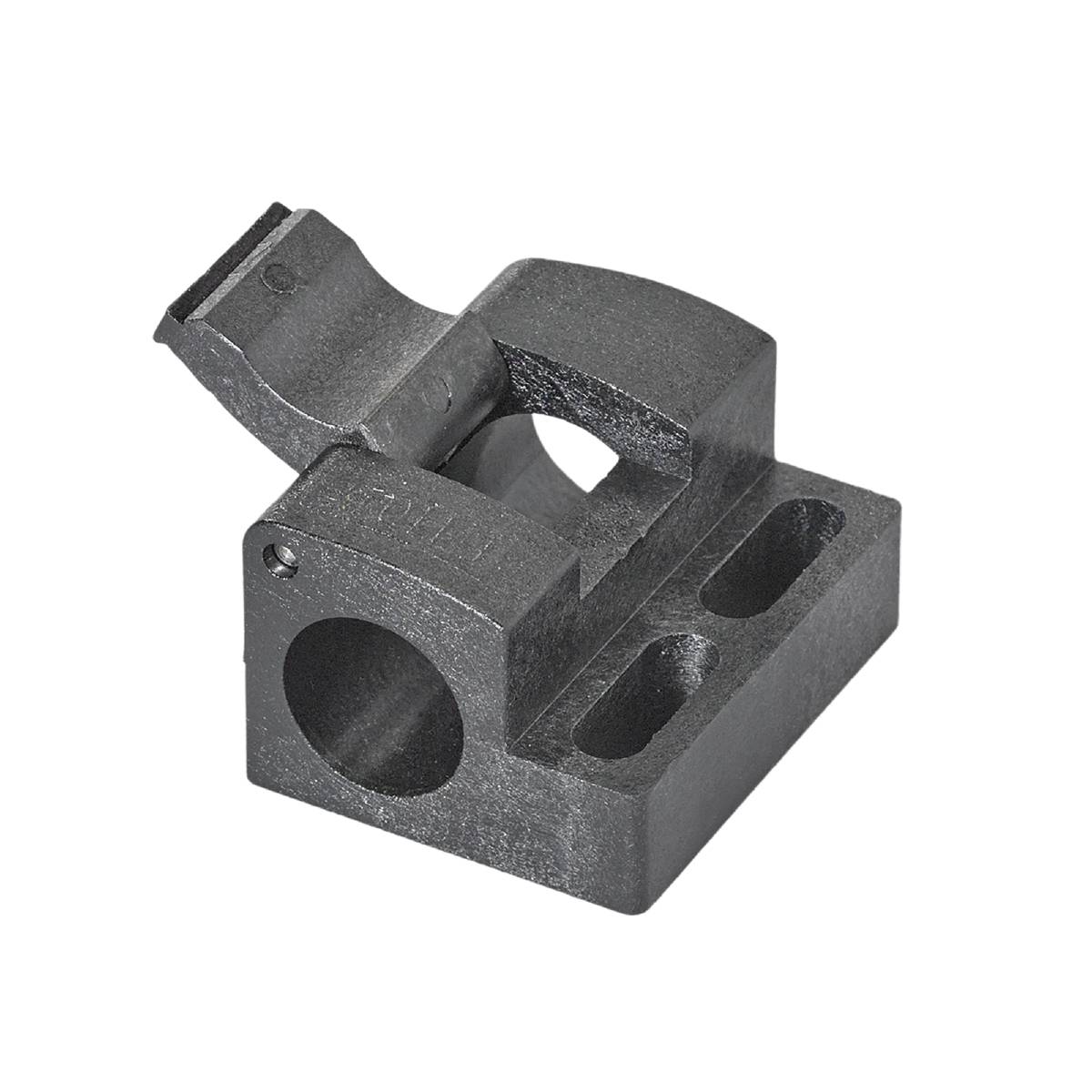 Une pièce mécanique métallique avec une base rectangulaire et une ouverture cylindrique, représentée sur un fond noir.